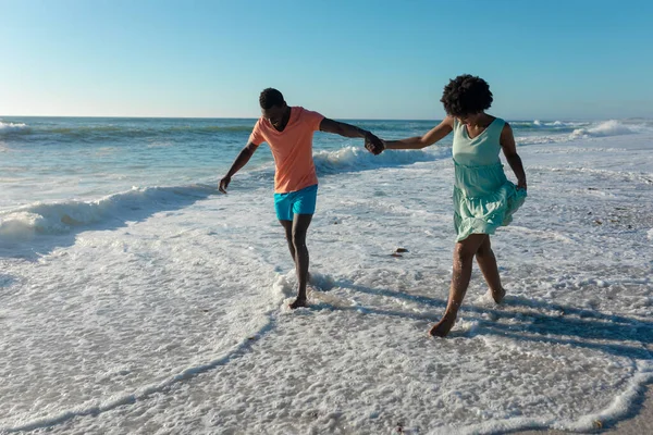 Couple Afro Américain Tenant Main Pataugeant Sur Plage Contre Ciel — Photo