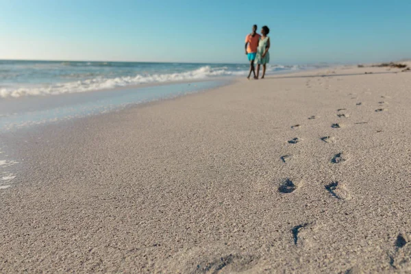 Impronte Sulla Sabbia Spiaggia Con Coppia Afro Americana Che Cammina — Foto Stock