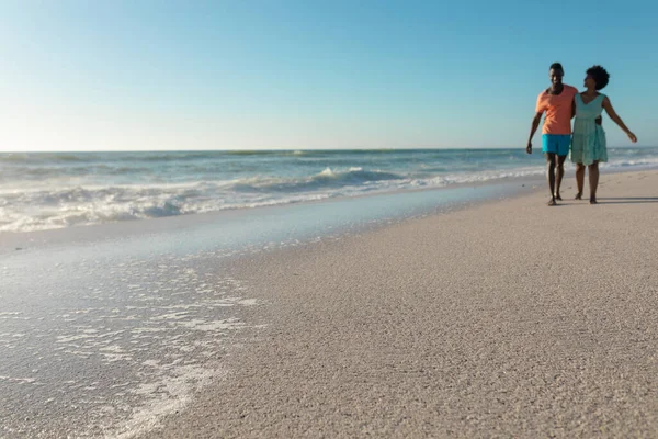晴れた日にビーチを歩きながら夏休みを楽しむアフリカ系アメリカ人のカップルの完全な長さ 変わらないライフスタイル愛団結休日の概念 — ストック写真