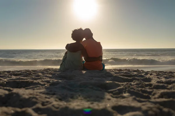 Bakifrån Afrikanskt Amerikanskt Par Sitter Med Armarna Runt Sand Stranden — Stockfoto