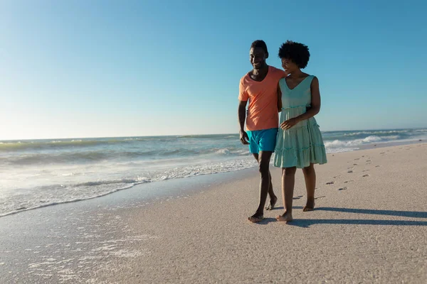 Счастливая Африканская Американская Пара Гуляющая Вместе Пляже Против Ясного Голубого — стоковое фото