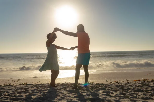 Volledige Lengte Van Gelukkig Afrikaans Amerikaans Echtpaar Dat Hand Hand — Stockfoto