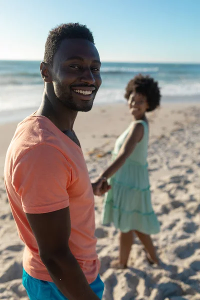Retrato Hombre Afroamericano Sonriente Cogido Mano Con Novia Playa Día —  Fotos de Stock