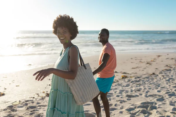 Portret Szczęśliwej Afroamerykanki Spacerującej Chłopakiem Plaży Słoneczny Dzień Bez Zmian — Zdjęcie stockowe