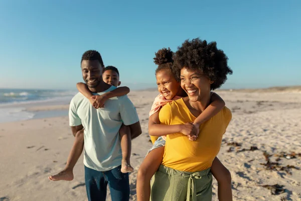 Felice Genitori Afro Americani Che Donano Cavalluccio Bambini Mentre Camminano — Foto Stock