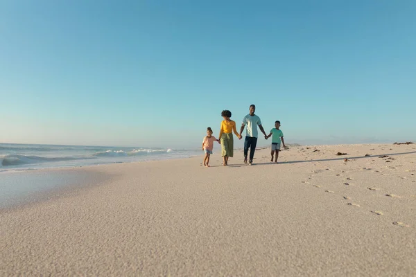 Família Afro Americana Mãos Dadas Enquanto Caminhava Praia Contra Céu — Fotografia de Stock