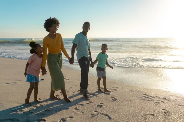 Comprimento Total Feliz Família Afro Americana Desfrutando Férias Verão Juntos — Fotografia de Stock
