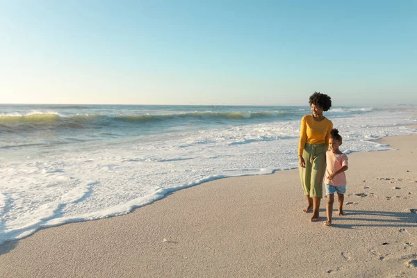 コピースペースのあるビーチで海岸を歩くアフリカ系アメリカ人の母親と娘の完全な長さ 変わることのない家族生活一緒に楽しむ休日の概念 — ストック写真