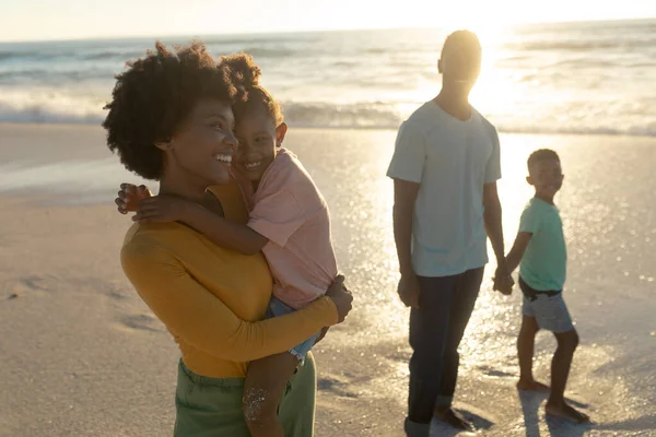 Felice Madre Afroamericana Che Porta Grembo Una Figlia Mentre Sta — Foto Stock