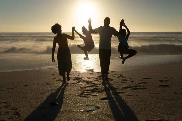 Padres Afroamericanos Juguetones Tomados Mano Niños Playa Contra Cielo Durante — Foto de Stock