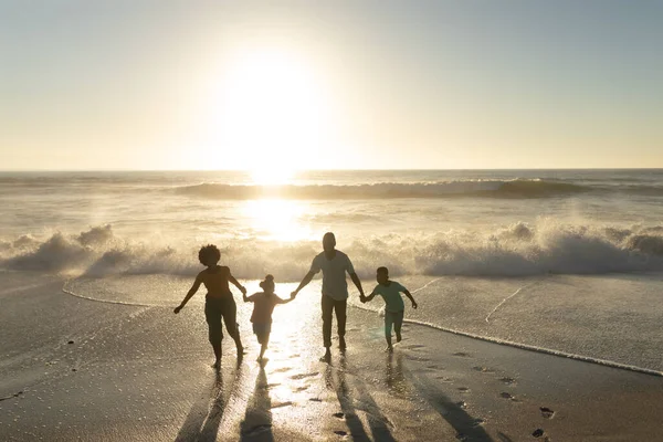 夏の日没を楽しむ幸せなアフリカ系アメリカ人の完全な長さ空に対してビーチで 変わることのない家族生活一緒に楽しむ休日の概念 — ストック写真