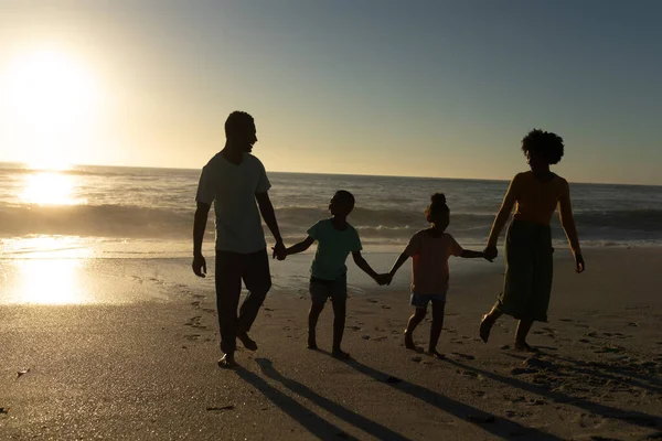 Tutta Famiglia Afro Americana Che Tiene Mano Camminando Sulla Spiaggia — Foto Stock