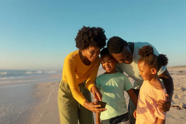 Gelukkig Afrikaans Amerikaanse Moeder Delen Smartphone Met Familie Het Strand — Stockfoto