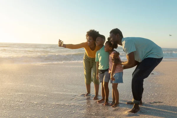 Bonne Mère Afro Américaine Prenant Selfie Famille Sur Plage Pendant — Photo