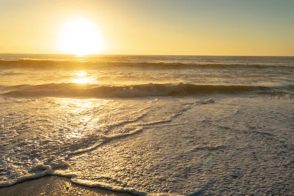 Vagues Calmes Sur Rivage Plage Contre Ciel Pendant Coucher Soleil — Photo