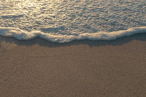 Vista Alto Ângulo Espuma Onda Areia Praia Durante Pôr Sol — Fotografia de Stock