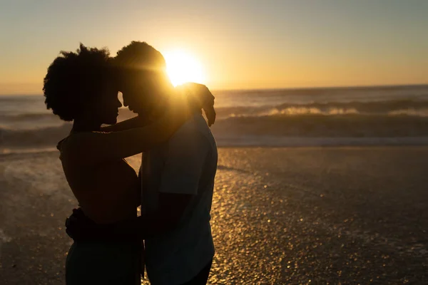 ロマンチックなアフリカ系アメリカ人のカップルは 日没時にビーチで一緒に余暇を過ごします 変わらないライフスタイル愛と団結の概念 — ストック写真
