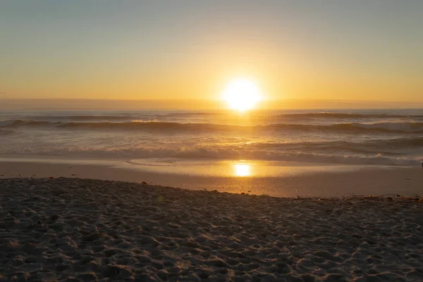 Ідилічний Знімок Апельсинового Сонця Встановлюється Над Морем Видно Пляжу Незмінна — стокове фото