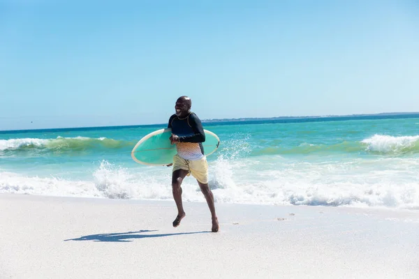 Tavola Surf Afroamericana Che Corre Spiaggia Contro Cielo Azzurro Con — Foto Stock