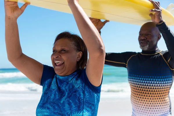 Gelukkig Afrikaans Amerikaans Stel Met Geel Surfplank Het Strand Ongewijzigd — Stockfoto