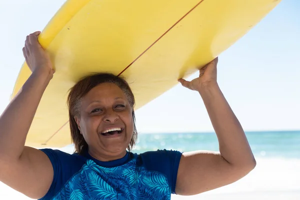 Retrato Una Anciana Afroamericana Jubilada Feliz Llevando Una Tabla Surf — Foto de Stock