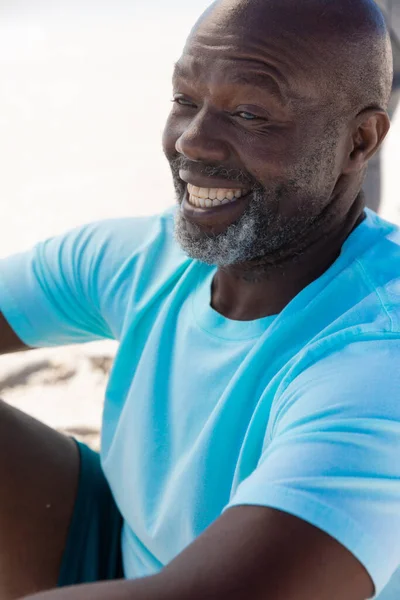Fröhlicher Afrikanisch Amerikanischer Glatzkopf Mit Weißem Bart Sitzt Strand Unverändert — Stockfoto