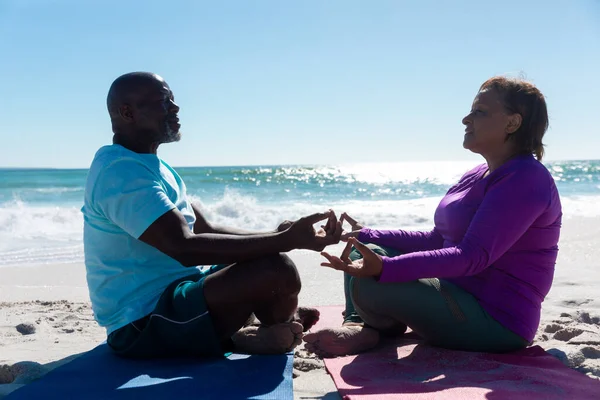 Afroamerikanskt Seniorpar Mediterar Medan Utövar Yoga Stranden Solig Dag Oförändrat — Stockfoto