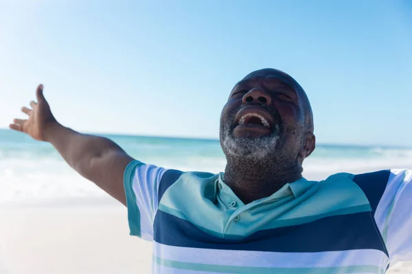 Felice Uomo Anziano Afroamericano Pensionato Con Gli Occhi Chiusi Braccia — Foto Stock