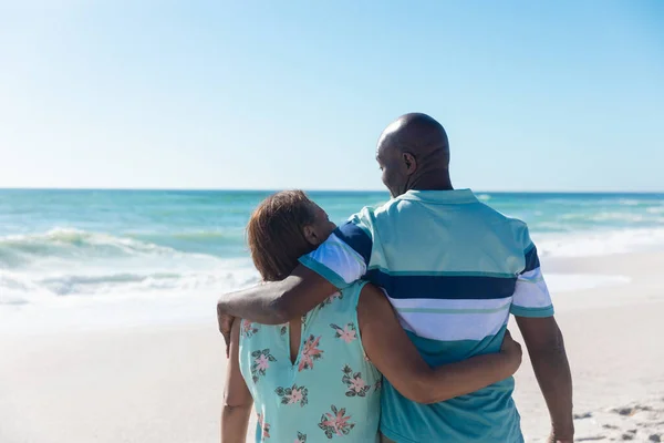 Achteraanzicht Van Afrikaans Amerikaans Seniorenpaar Met Armen Rond Het Strand — Stockfoto