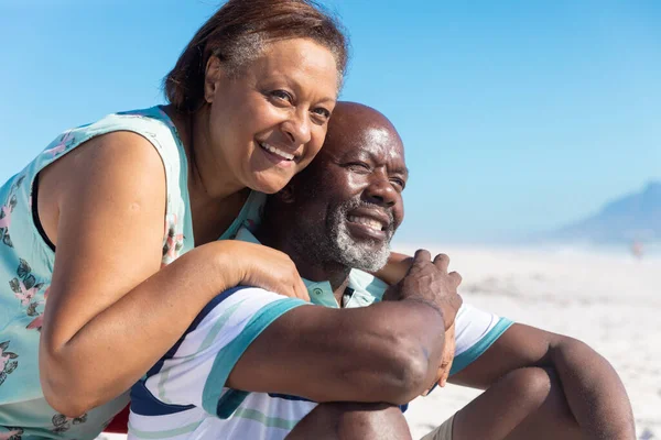 快乐的非洲裔美国老年妇女在海滩后面拥抱退休男子 不变的 聚会的 生活方式的 享受的和假日的概念 — 图库照片