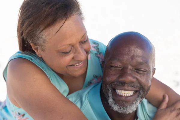 Sorrindo Afro Americano Aposentado Mulher Sênior Abraçando Homem Por Trás — Fotografia de Stock