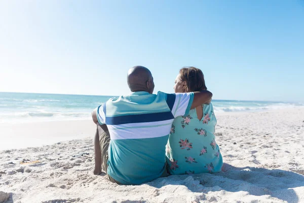 引退したアフリカ系アメリカ人のシニアカップルは青い空の上にコピースペースを持つビーチで砂の上に座っている 変わらない愛 ライフスタイル 楽しみと休日のコンセプト — ストック写真