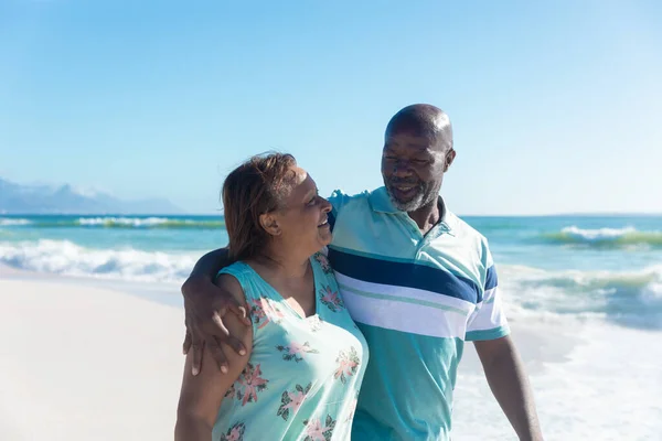 Sonriente Pareja Ancianos Afroamericanos Caminando Con Brazo Playa Día Soleado —  Fotos de Stock