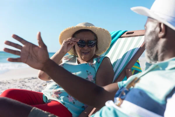 Pareja Ancianos Afroamericanos Jubilados Sentados Sillas Plegables Hablando Playa Durante —  Fotos de Stock