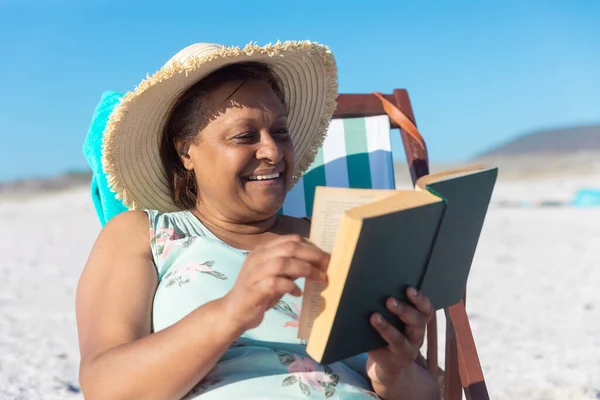 Mulher Afroamericana Feliz Sênior Ler Livro Enquanto Sentado Cadeira Dobrável — Fotografia de Stock