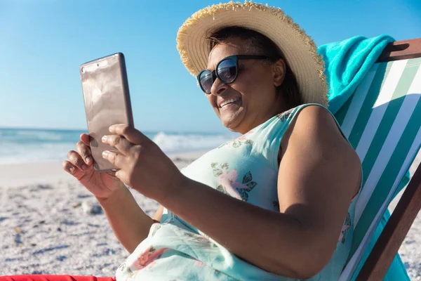 Sorridente Donna Anziana Afroamericana Utilizzando Tablet Digitale Mentre Seduto Sulla — Foto Stock