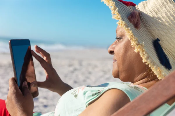Donna Anziana Afroamericana Pensionato Utilizzando Tablet Digitale Mentre Seduto Sulla — Foto Stock