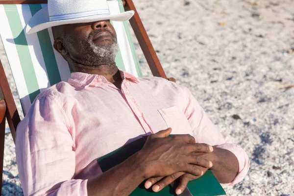 Homme Âgé Afro Américain Retraite Dormant Avec Livre Chapeau Sur — Photo