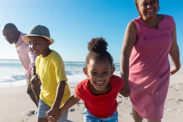 Felici Nipoti Afroamericani Che Tengono Mano Mentre Tirano Nonni Spiaggia — Foto Stock