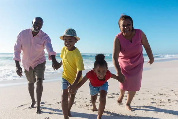 アフリカ系アメリカ人の祖父母と孫がビーチで一緒に晴れた日を楽しんでいます 変わることのない家族生活一緒に楽しむ休日の概念 — ストック写真