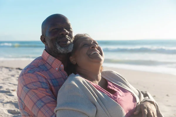 Afrikanischer Älterer Mann Umarmt Rentnerin Strand Von Hinten Unverändert Liebe — Stockfoto