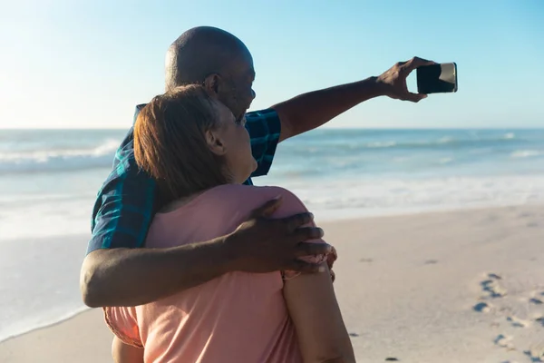 Uomo Anziano Afroamericano Con Braccio Intorno Donna Prendendo Selfie Attraverso — Foto Stock