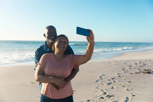 Mujer Afroamericana Feliz Tomando Selfie Con Hombre Teléfono Inteligente Playa —  Fotos de Stock