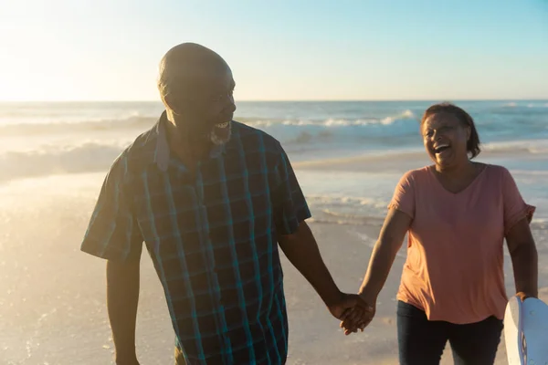 Feliz Pareja Ancianos Afroamericanos Tomados Mano Caminando Juntos Playa Durante — Foto de Stock