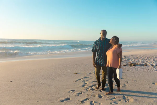 Longitud Completa Pareja Adultos Mayores Afroamericanos Caminando Playa Contra Cielo — Foto de Stock