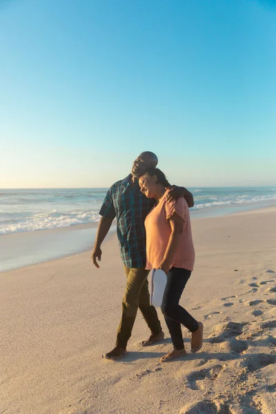 Pareja Ancianos Afroamericanos Jubilados Caminando Juntos Playa Contra Cielo Azul —  Fotos de Stock