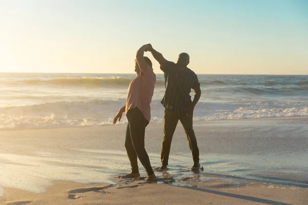 幸せなアフリカ系アメリカ人の引退したカップルの完全な長さは日没時にビーチで海岸で踊る 変わらない愛 ライフスタイル 楽しみと休日のコンセプト — ストック写真