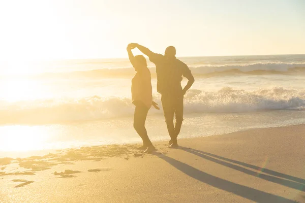 幸せなアフリカ系アメリカ人のシニアカップルが日没時にビーチで踊る 変わらない愛 ライフスタイル 楽しみと休日のコンセプト — ストック写真