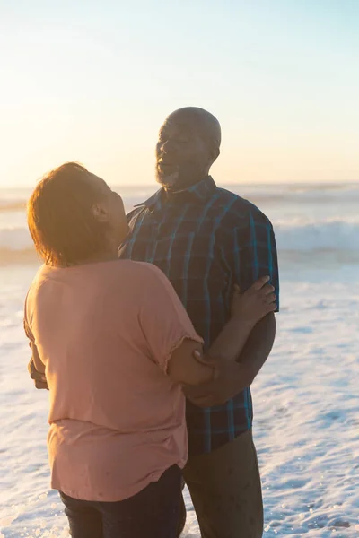 Coppia Anziani Afroamericani Parlare Mentre Piedi Sulla Spiaggia Contro Cielo — Foto Stock