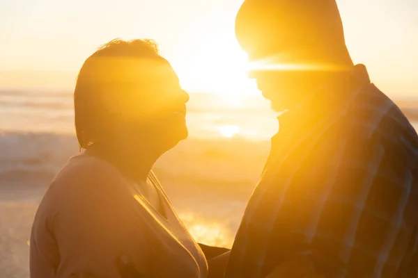 Zurück Beleuchtetes Afrikanisch Amerikanisches Senioren Paar Das Bei Sonnenuntergang Direkt — Stockfoto
